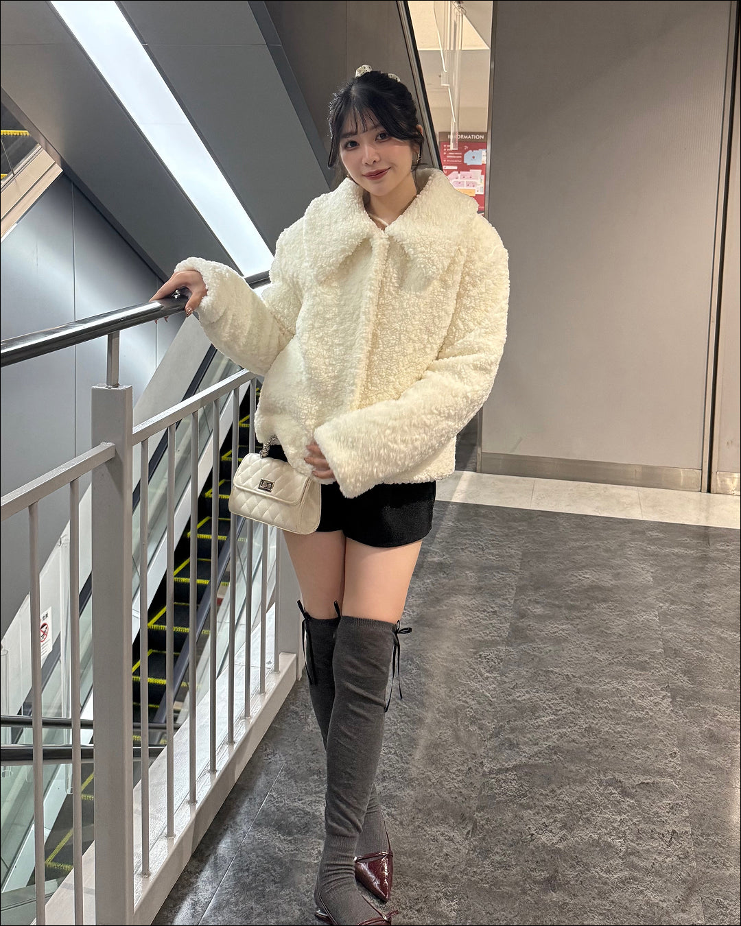 ホワイトファーライクジャケット
B2157