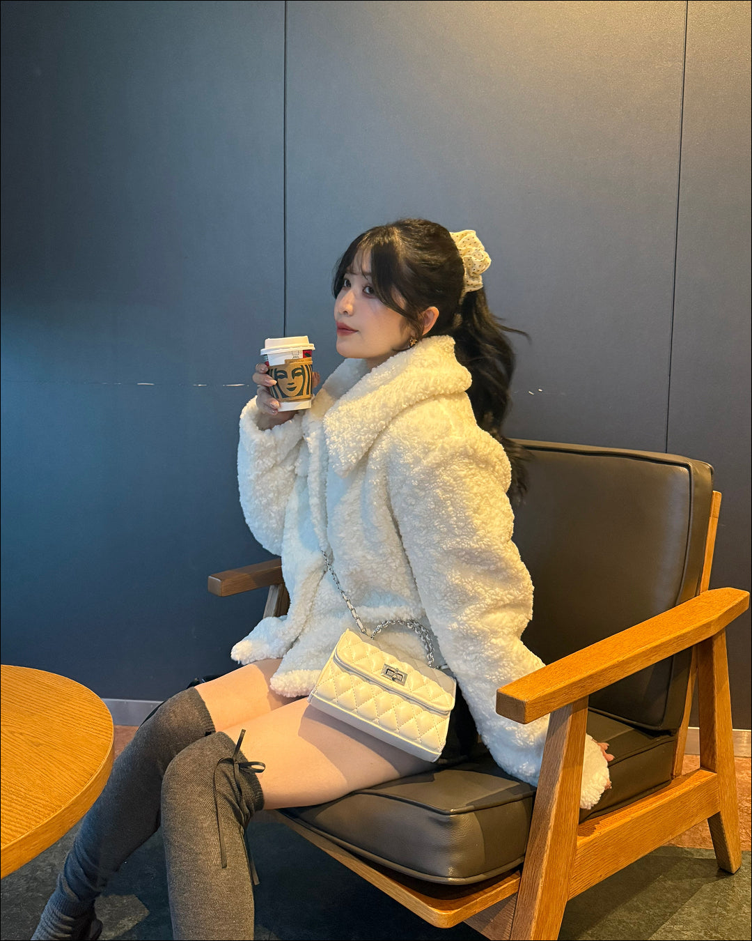 ホワイトファーライクジャケット
B2157