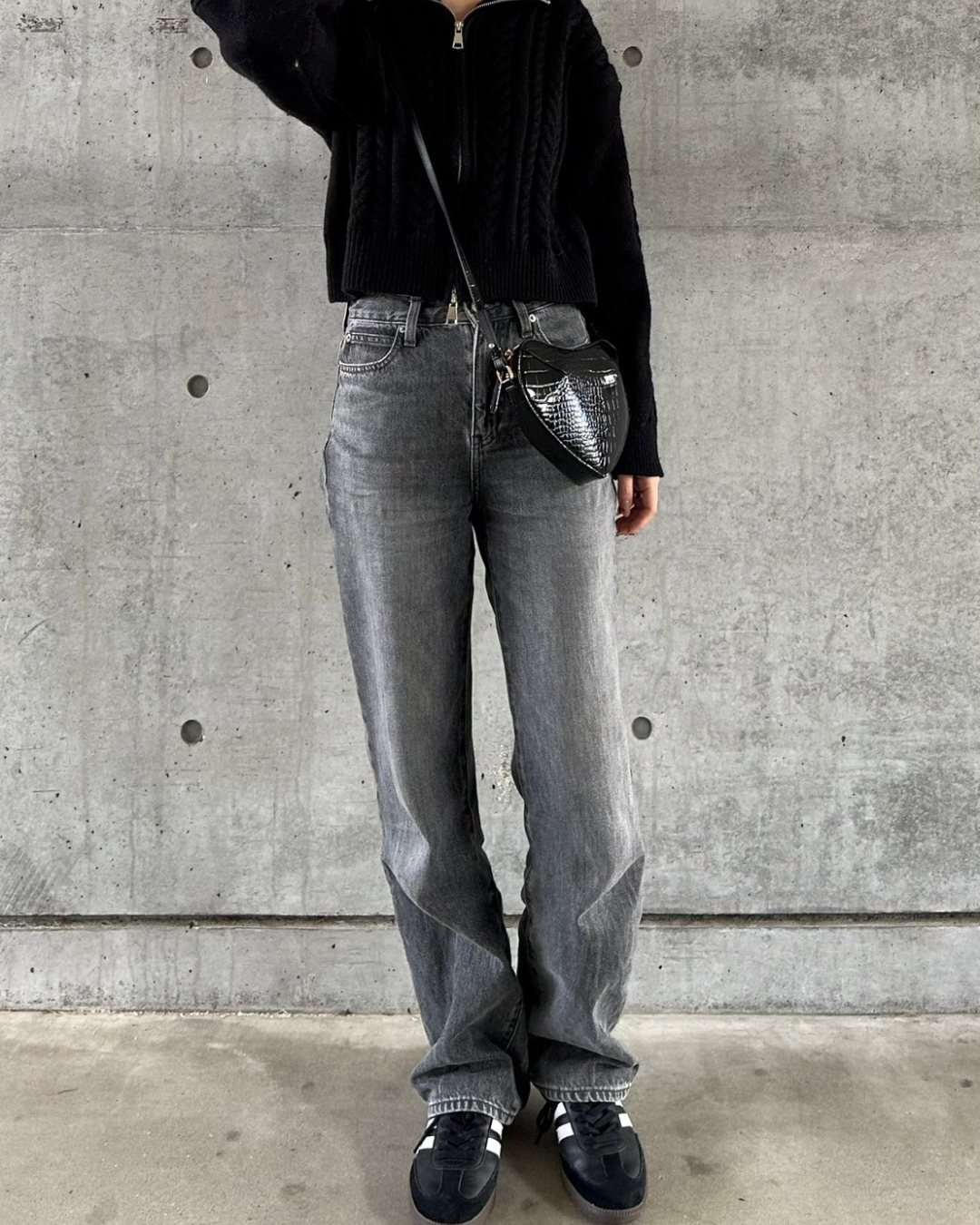 Black zip knit MN0010