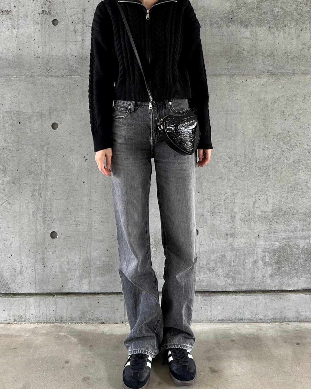 Black zip knit MN0010