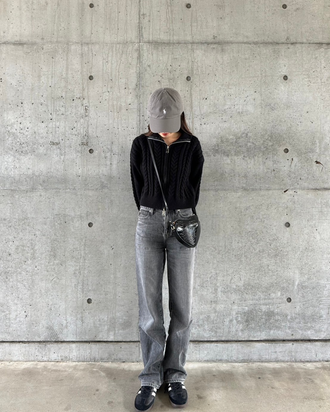 Black zip knit MN0010