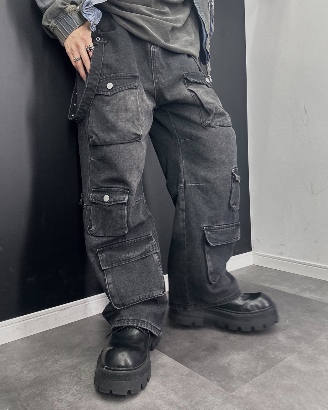 Multi-pocket heavy wash denim MO0001