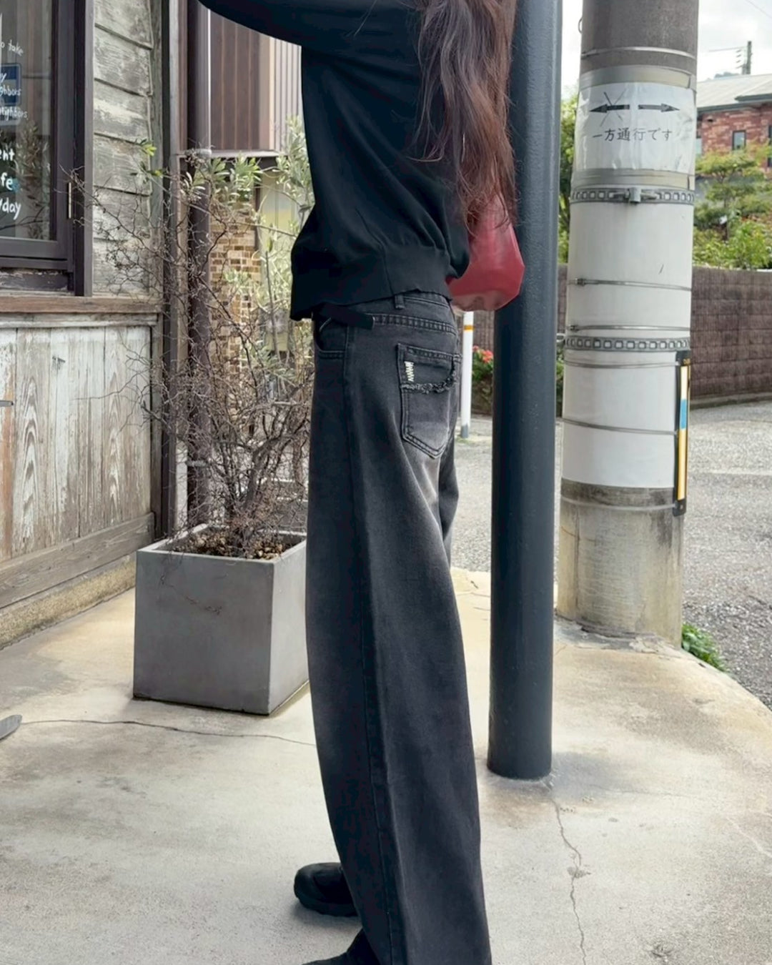 ワイドレッグブラックデニムパンツ
MU0256