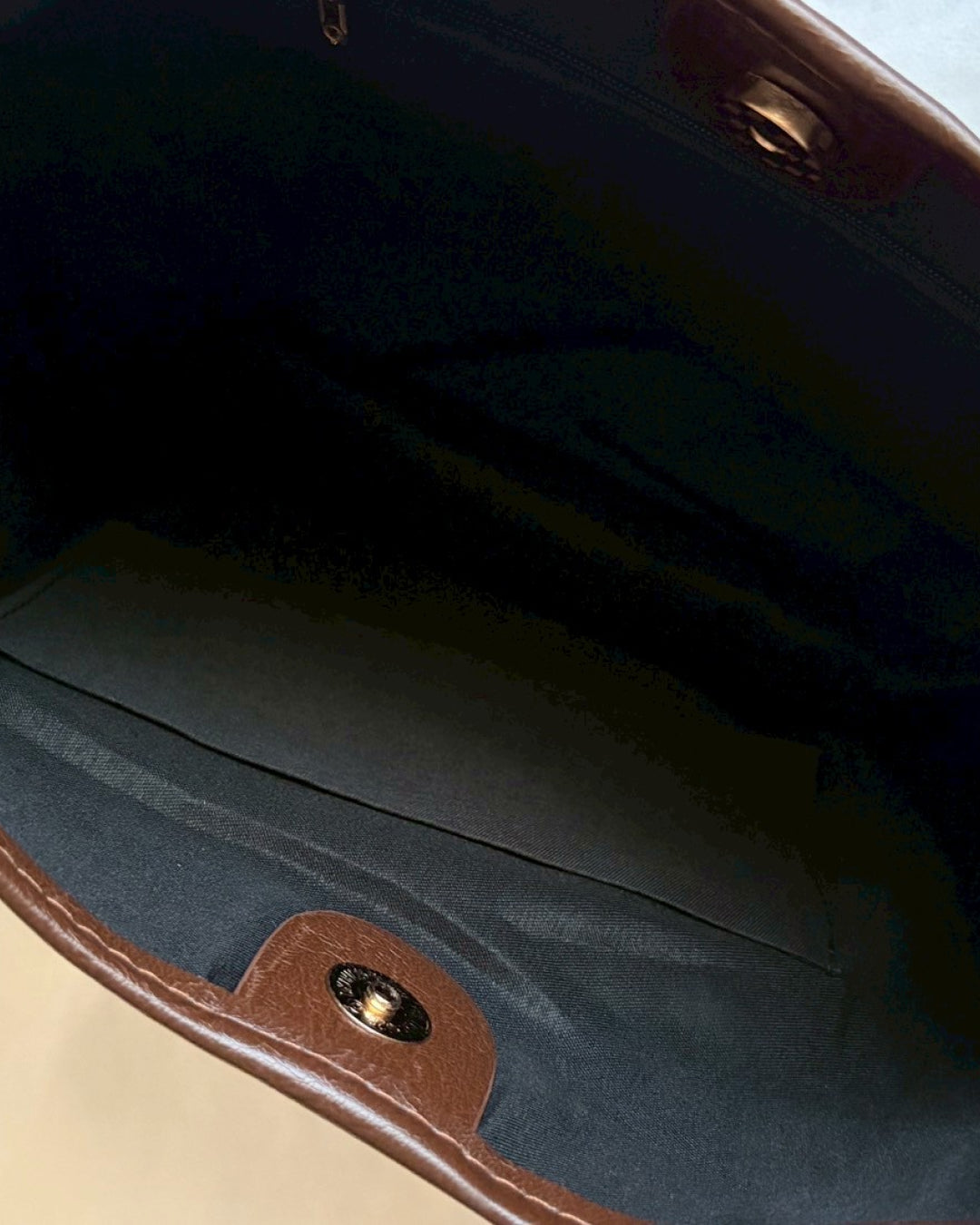 リバーシブルカジュアルレザー風バッグ
TM0063