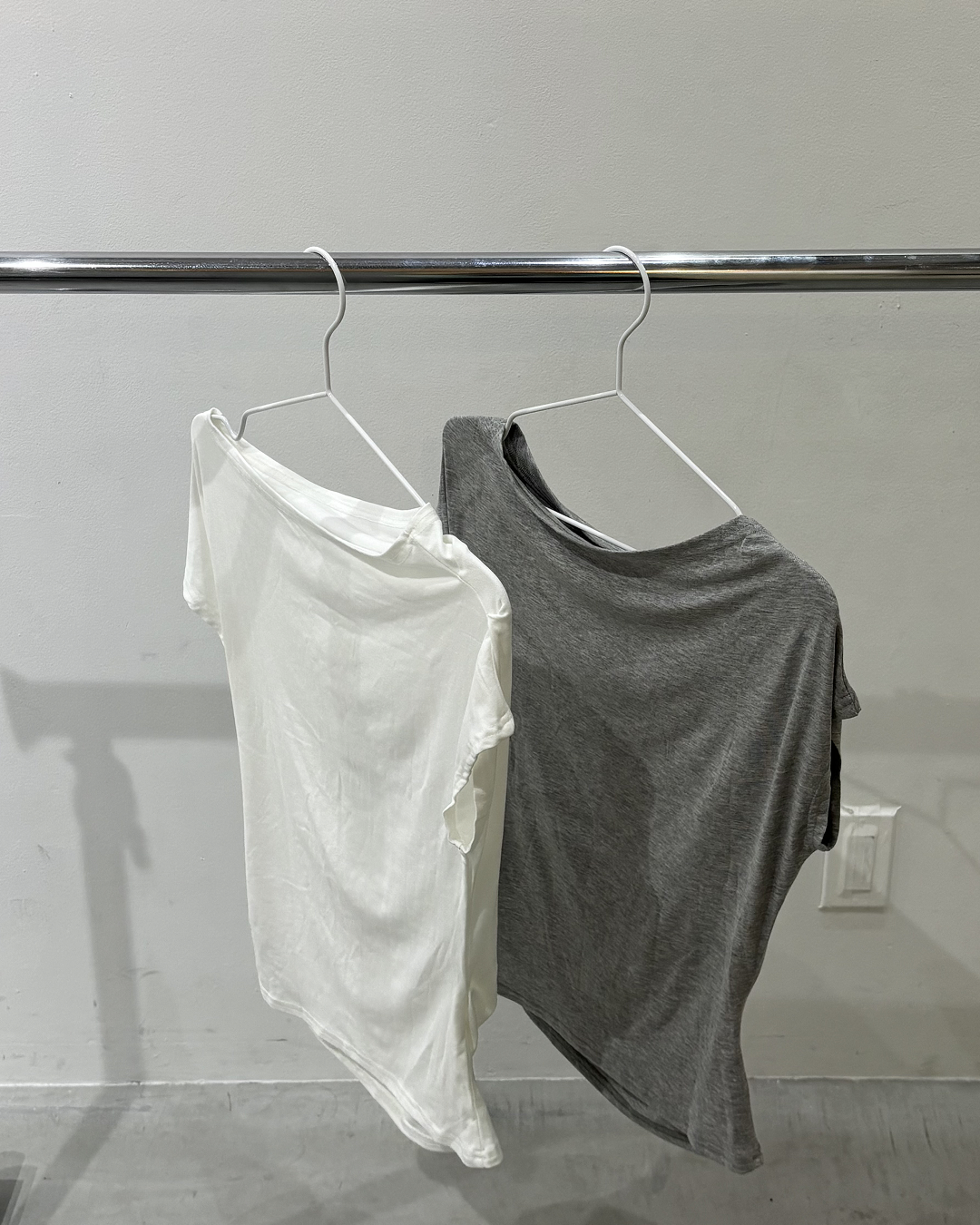 スリムフィットスネックオフショルダーTシャツ UN0021