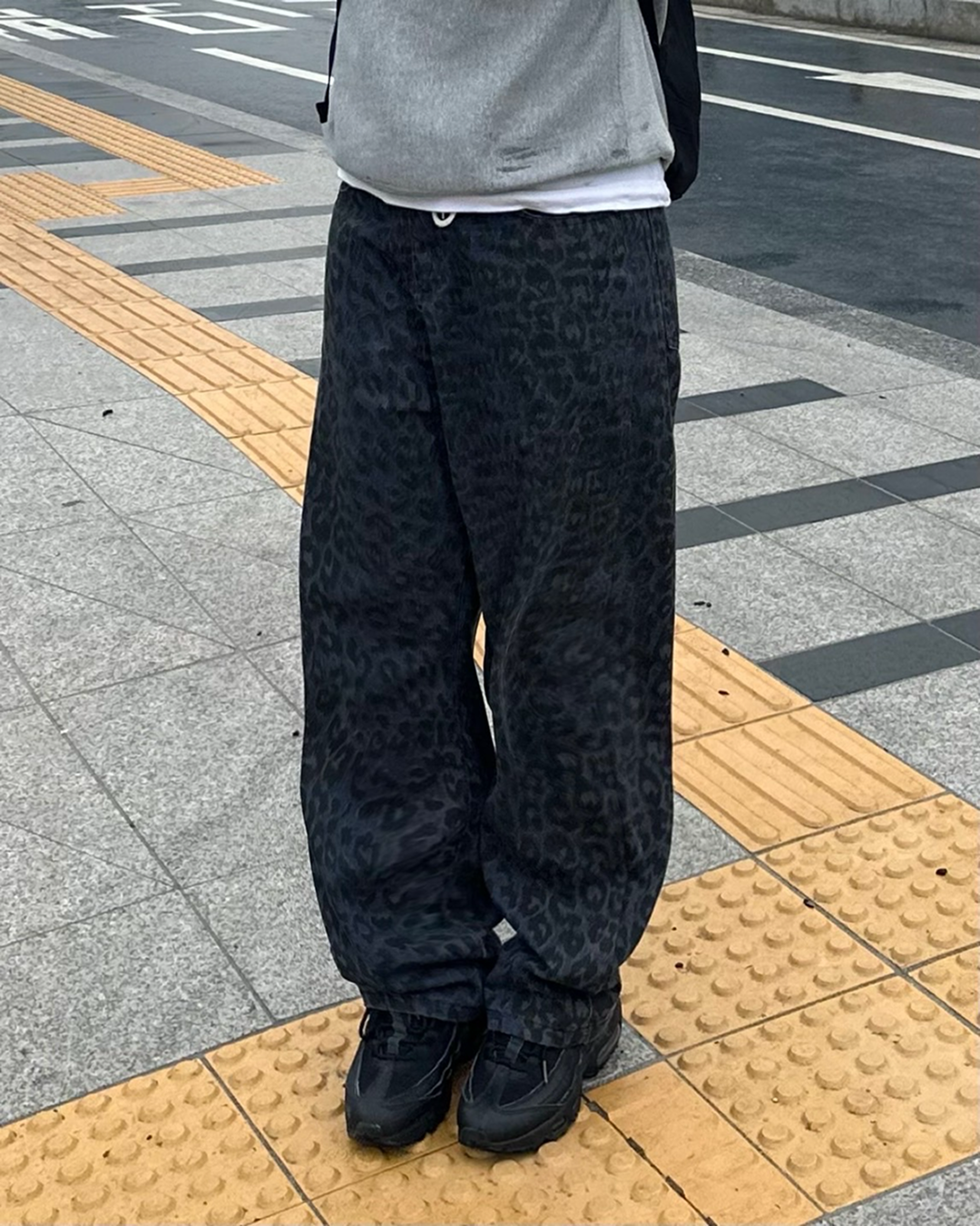 【再販】ブルーレオパードストレートパンツ Y1103