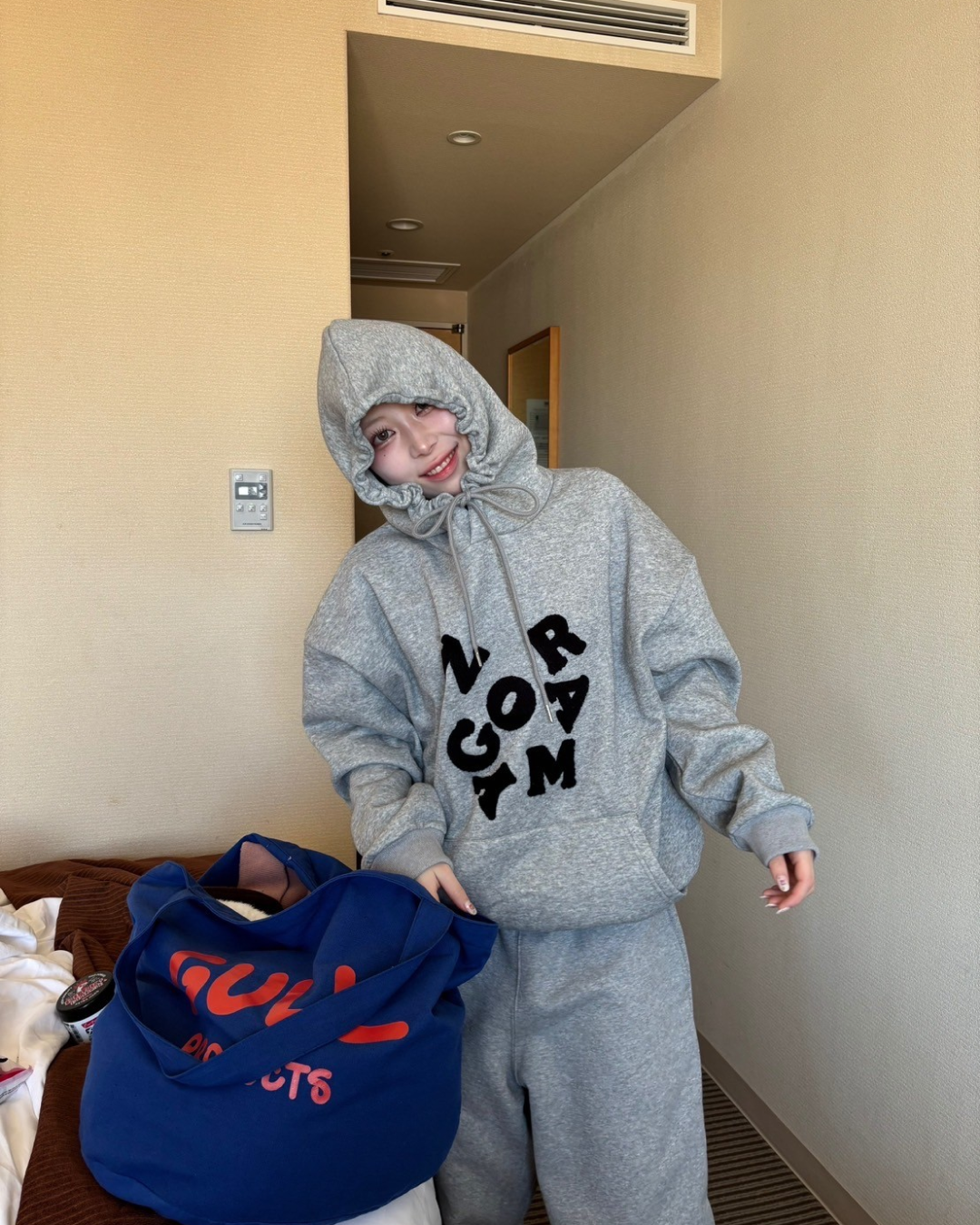 グレーロゴフーディー AW0069 – YOLO（ヨロ）｜ファッション通販 