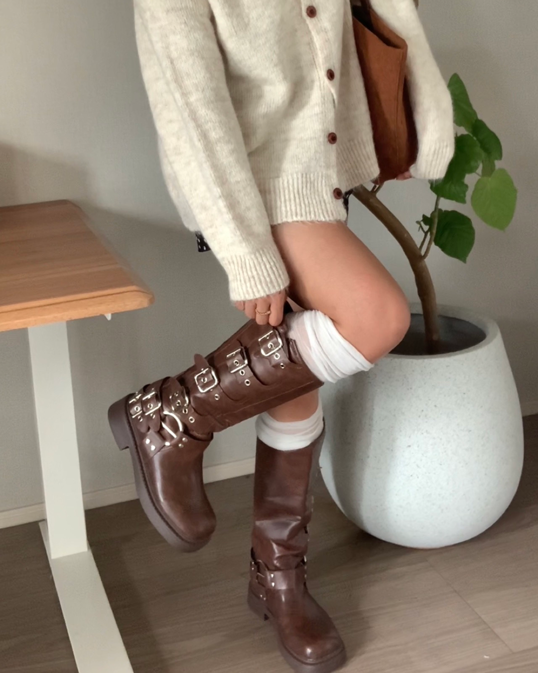 バックルベルトフェイクレザーブーツ AY1476