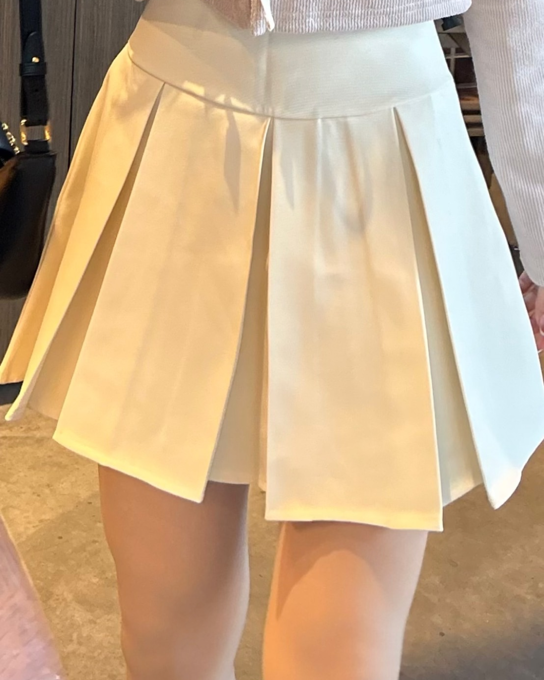 White pleated skirt B0042