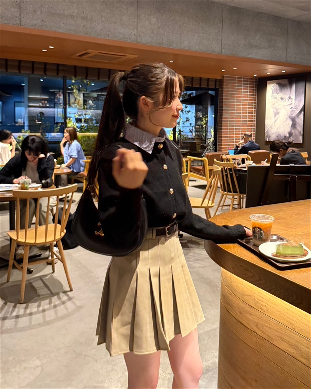 イヴサンローラン カーディガン 金ボタン YSLロゴ 黒 ゴールド ブラック イヴサンローラン カーディガン 金ボタン YSLロゴ 黒 ゴールド