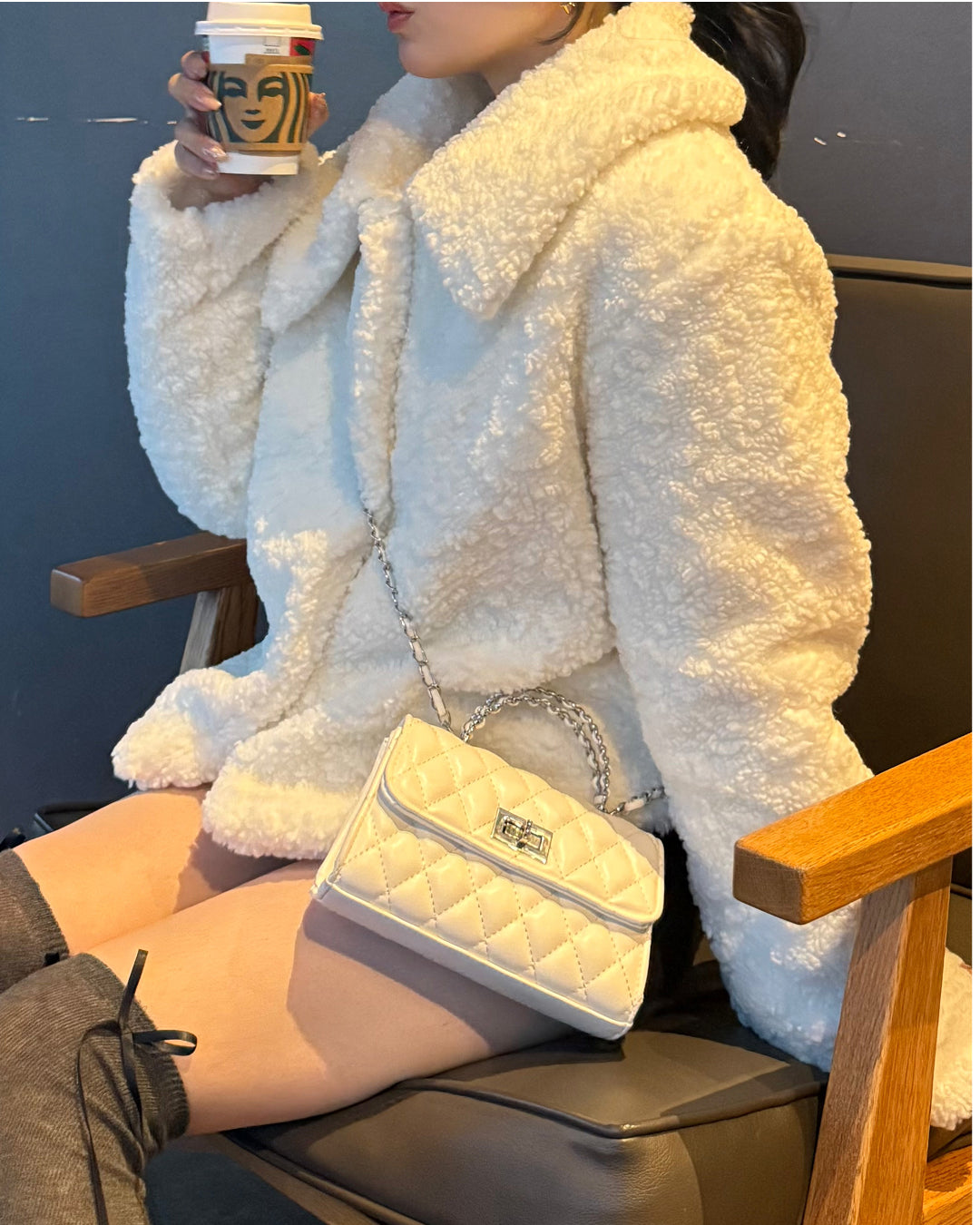 ホワイトファーライクジャケット
B2157