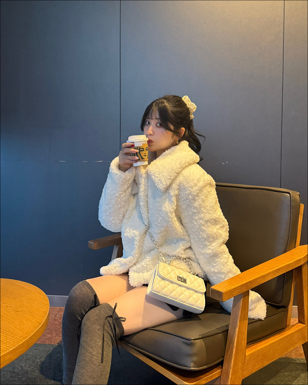 ホワイトファーライクジャケット
B2157