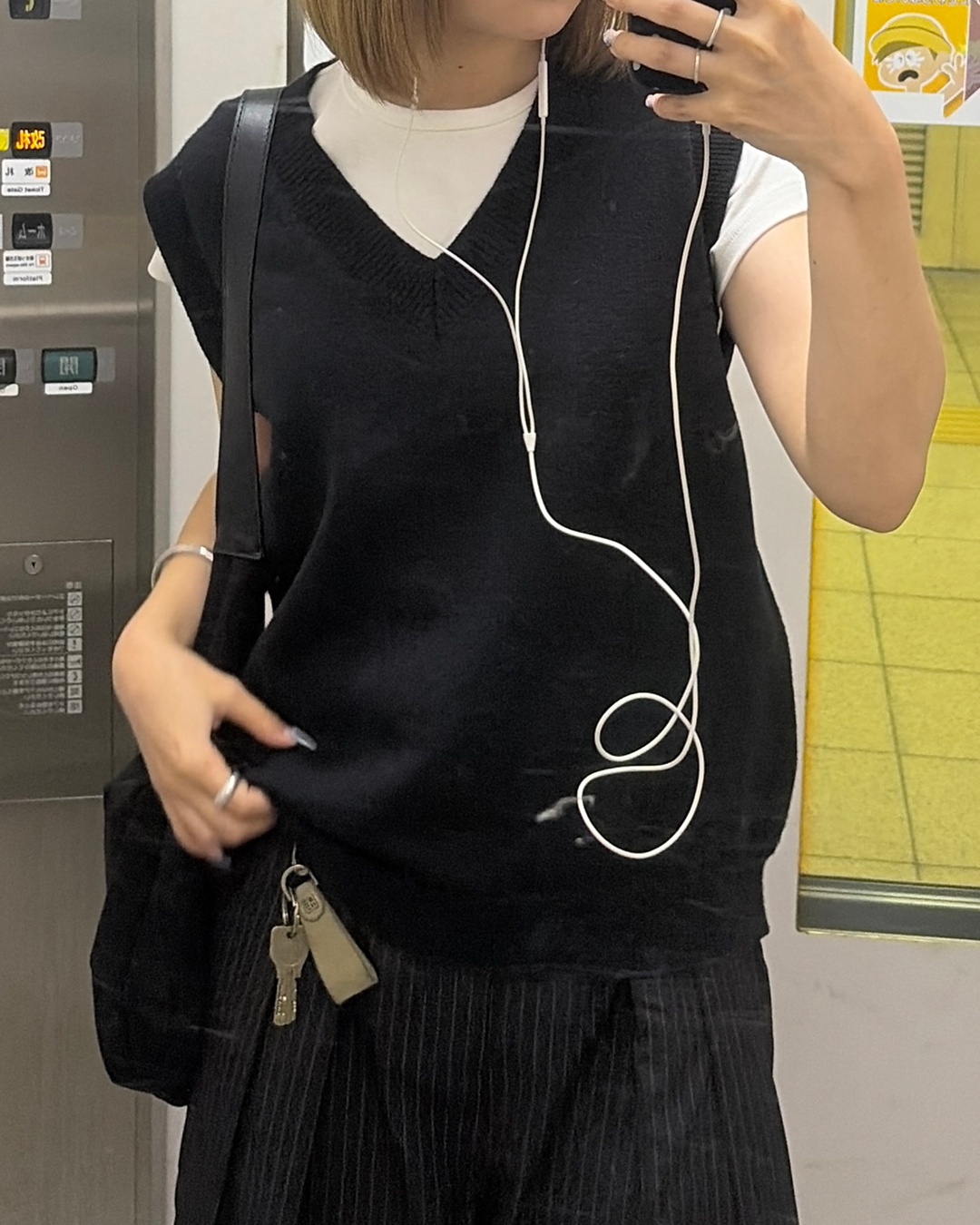 Vネックニットブラックベスト CH2252