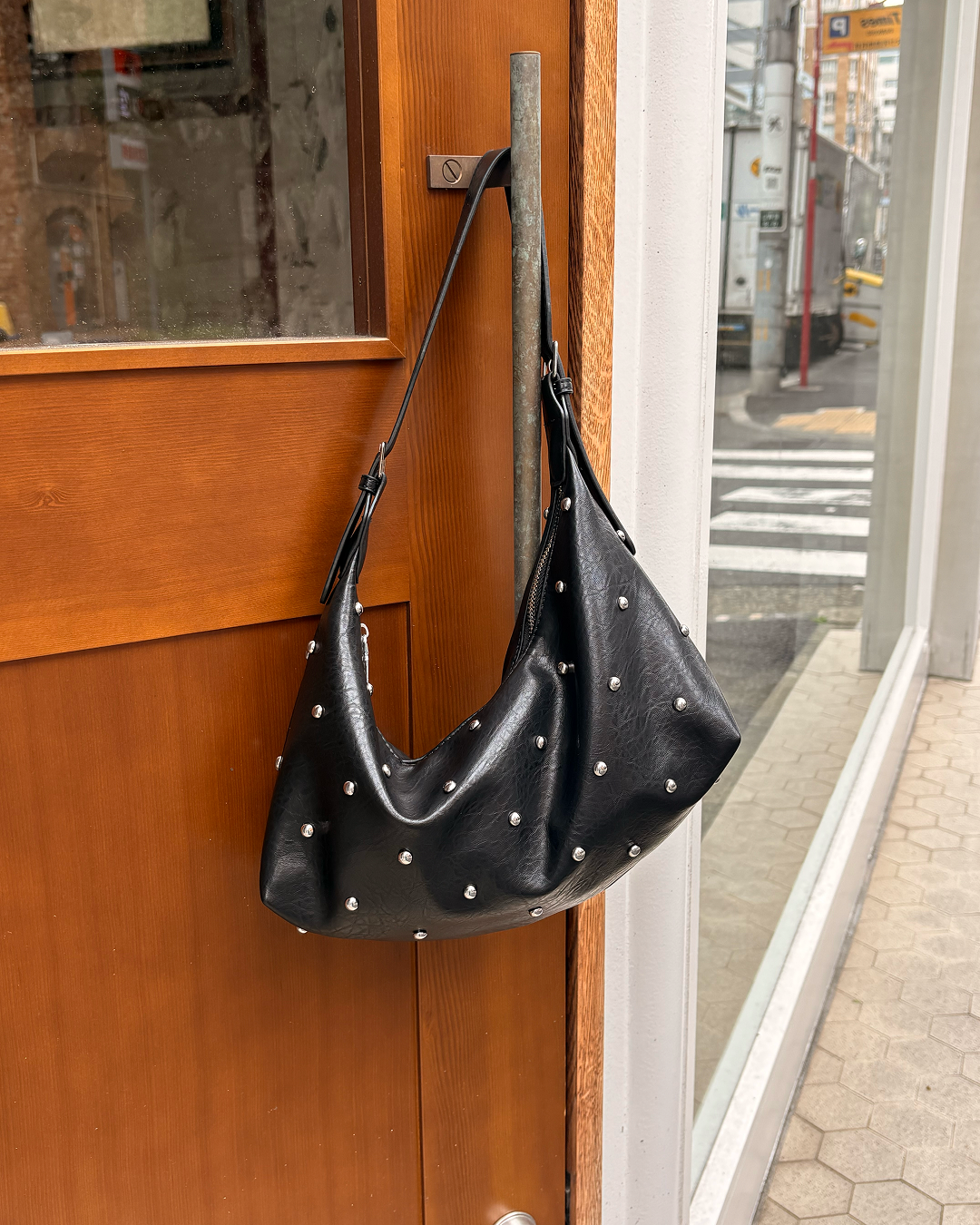 【7/10 17時販売開始】スタッドエンベリッシュドハーフムーンバッグCS0025