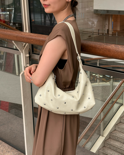 【7/10 17時販売開始】スタッドエンベリッシュドハーフムーンバッグCS0025