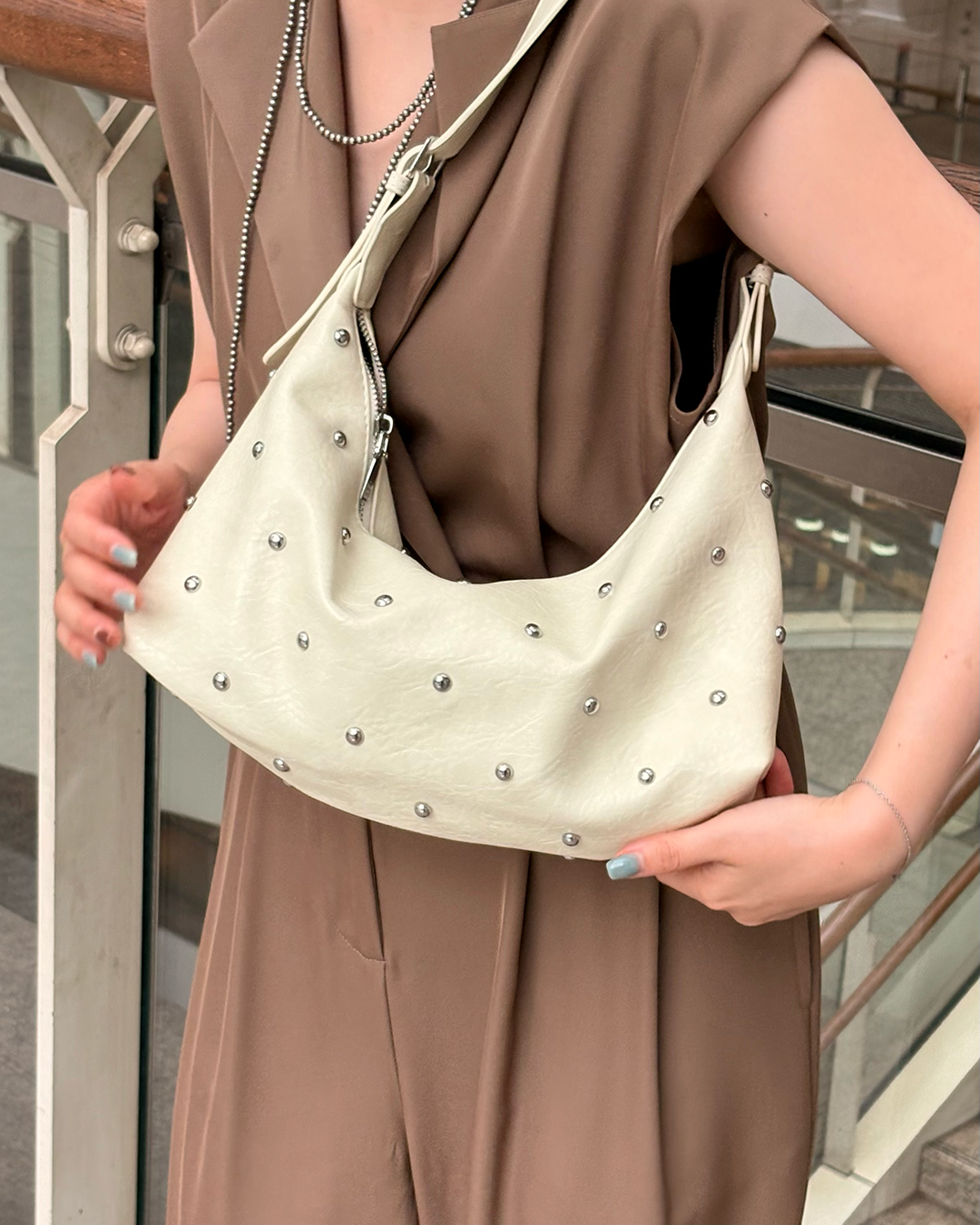 【7/10 17時販売開始】スタッドエンベリッシュドハーフムーンバッグCS0025