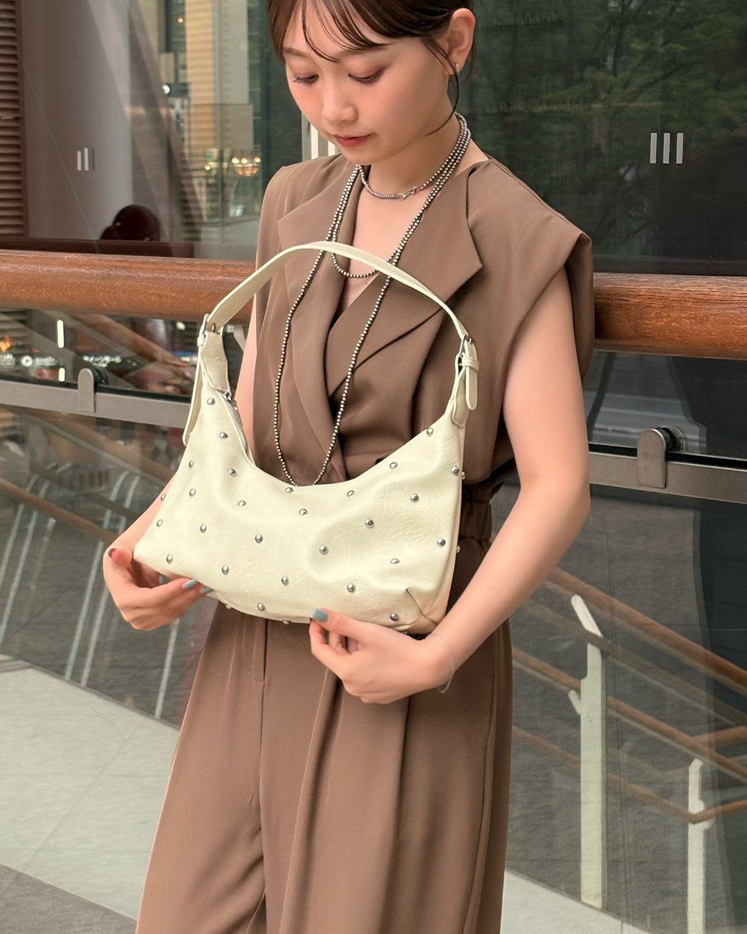 【7/10 17時販売開始】スタッドエンベリッシュドハーフムーンバッグCS0025