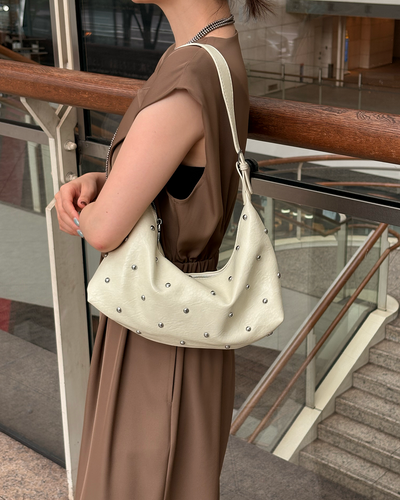 【7/10 17時販売開始】スタッドエンベリッシュドハーフムーンバッグCS0025