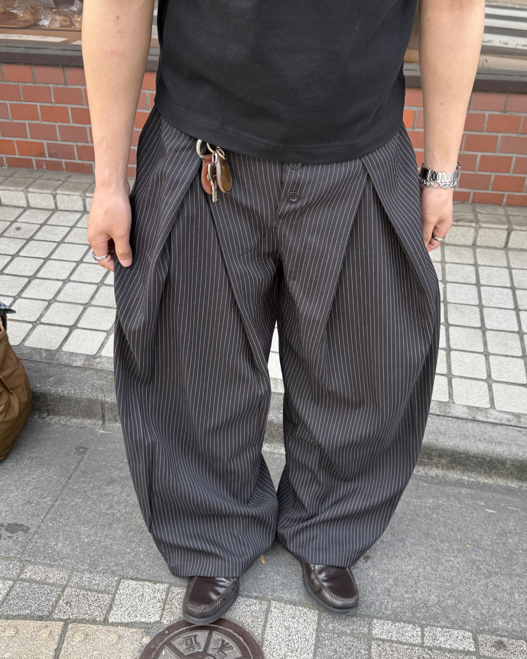 ストライプタック入りボタンフライスラックス
FR0026