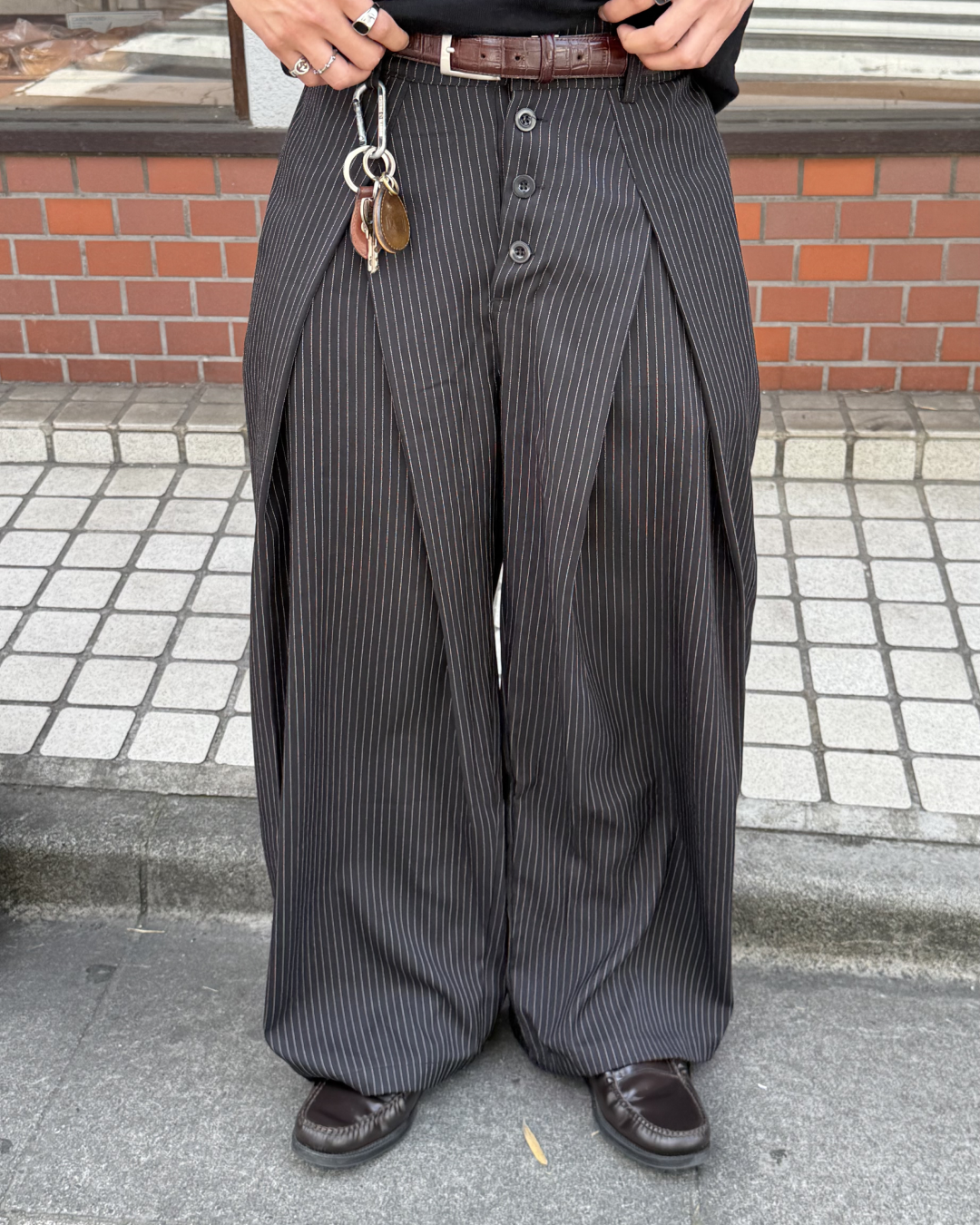 ストライプタック入りボタンフライスラックス
FR0026