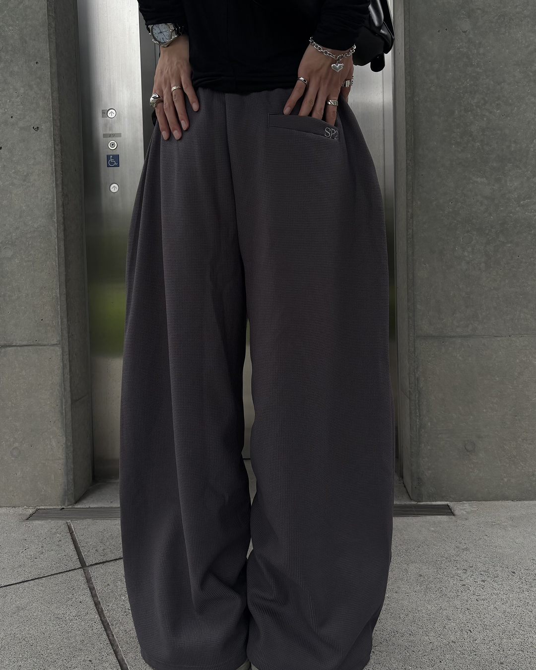 スタッズ付きワイドスウェットパンツ HS0194