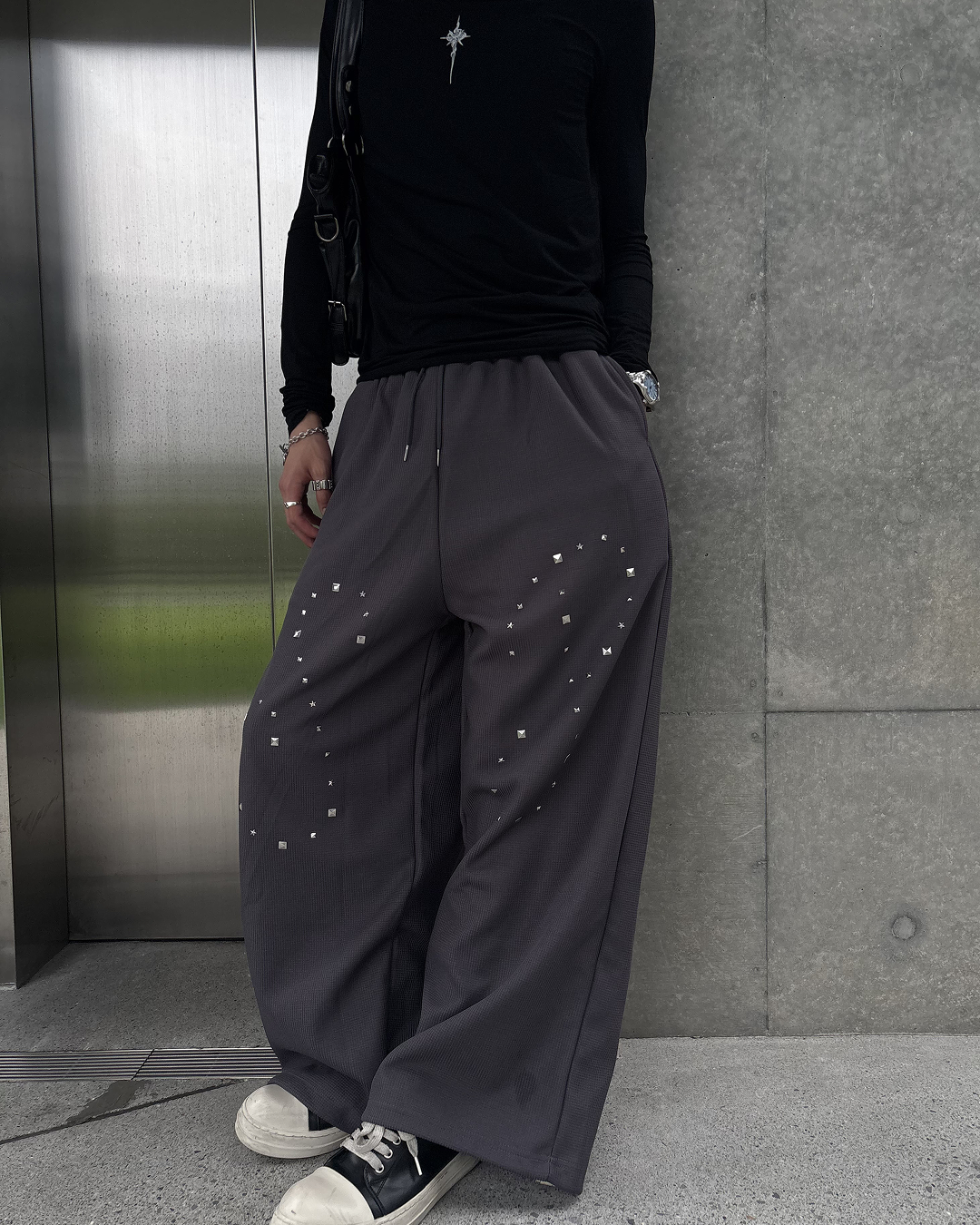 スタッズ付きワイドスウェットパンツ HS0194