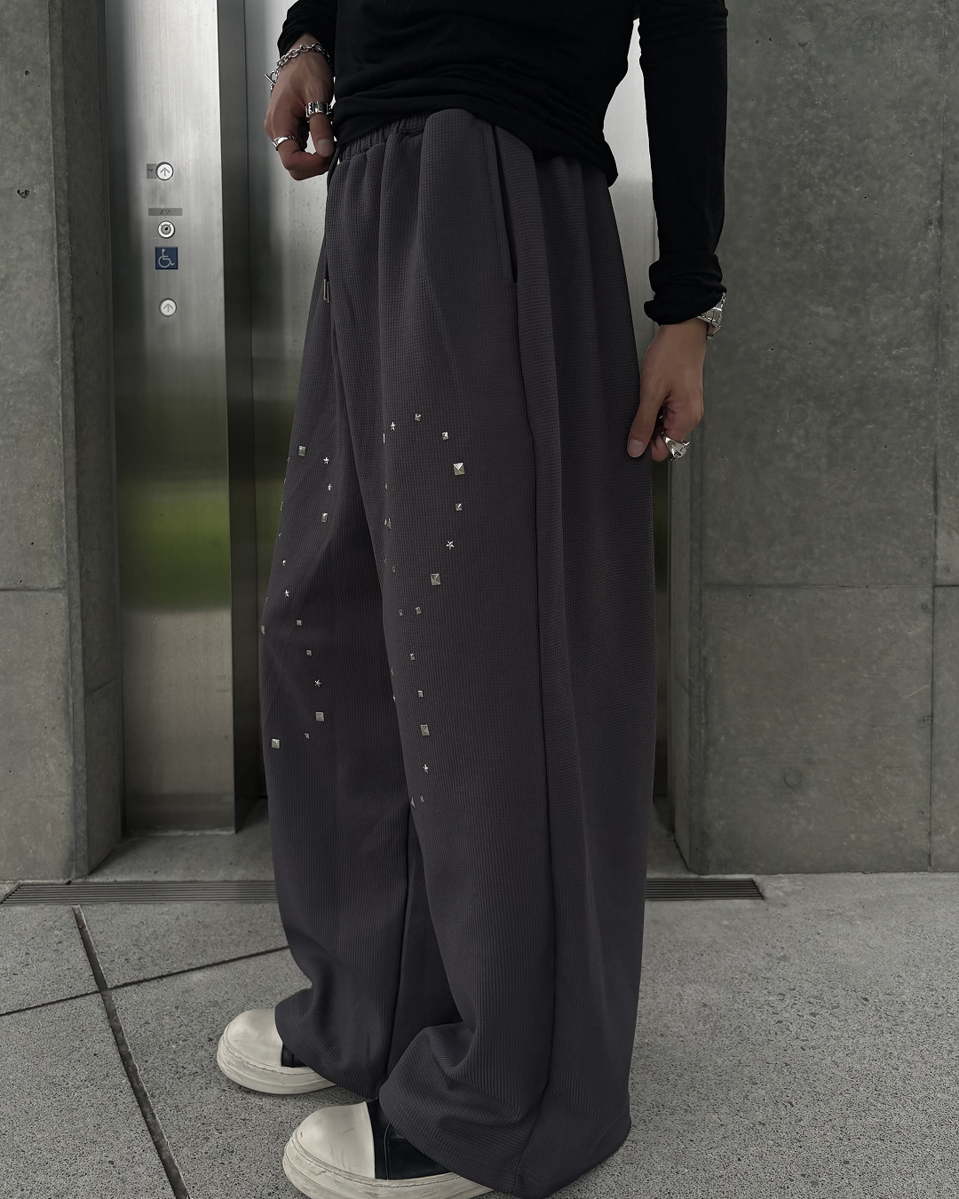 スタッズ付きワイドスウェットパンツ HS0194