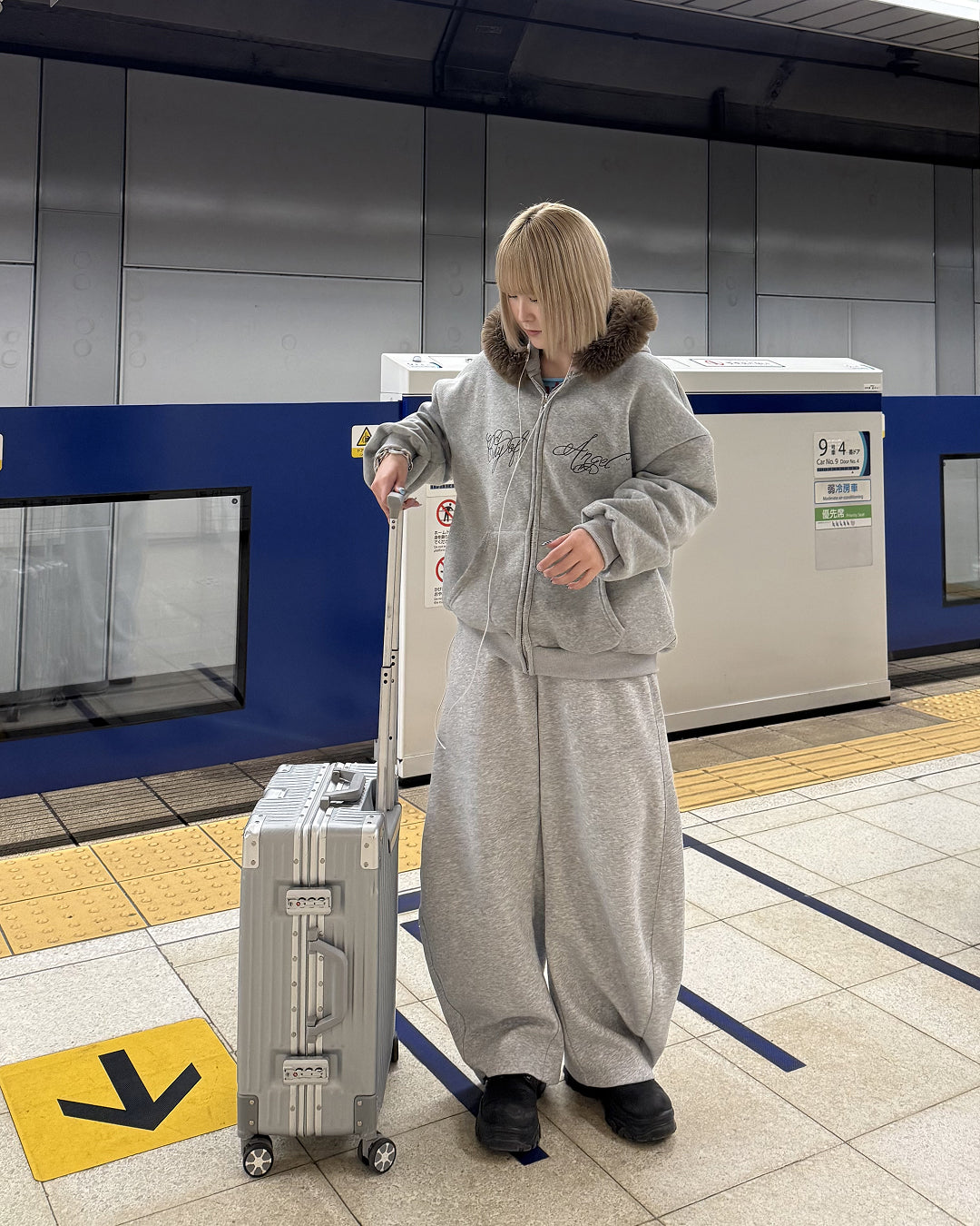 ルーズシルエットファージップアップフーディ
KC0180