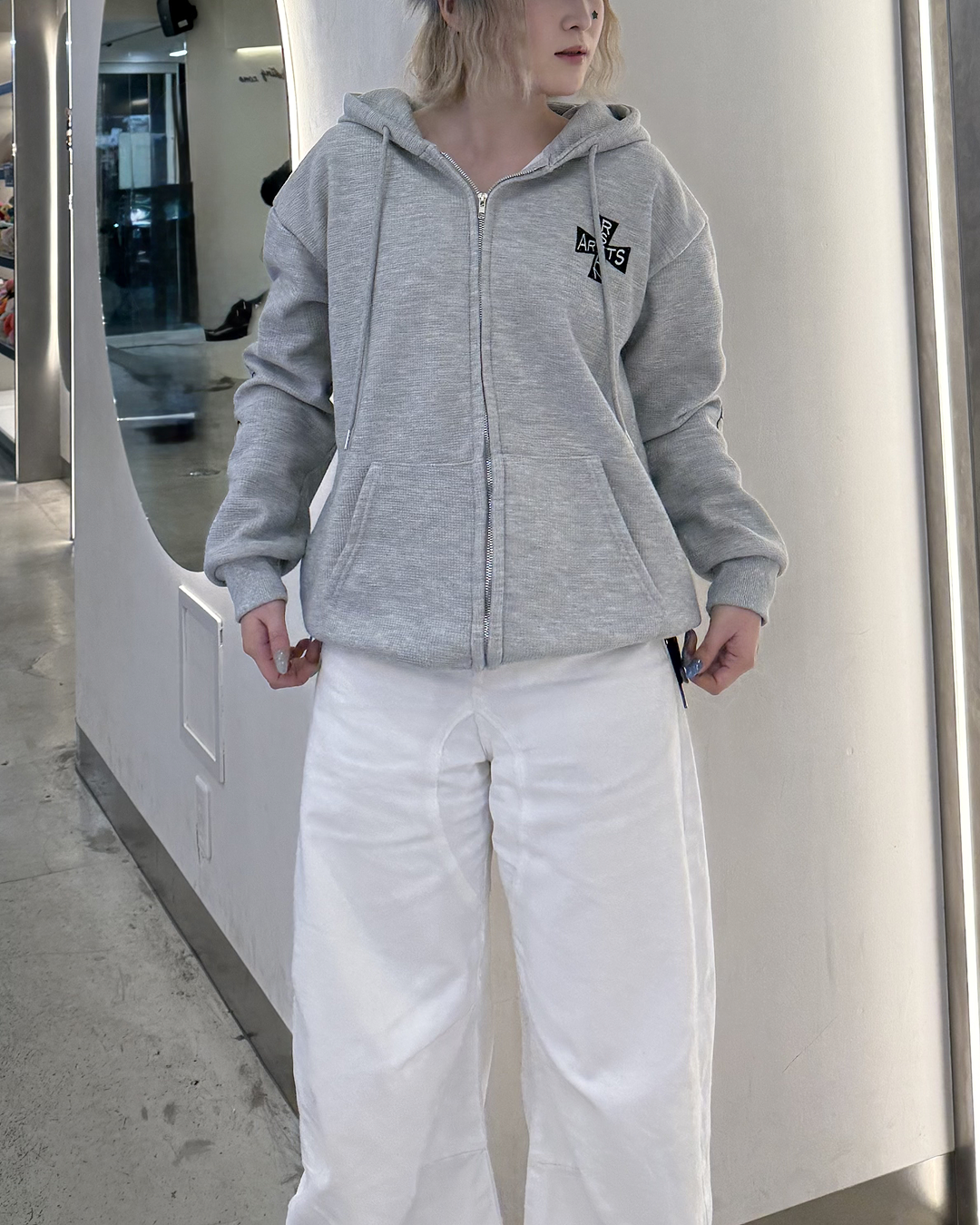 アーム刺繍スウェットフーディー
KC0208