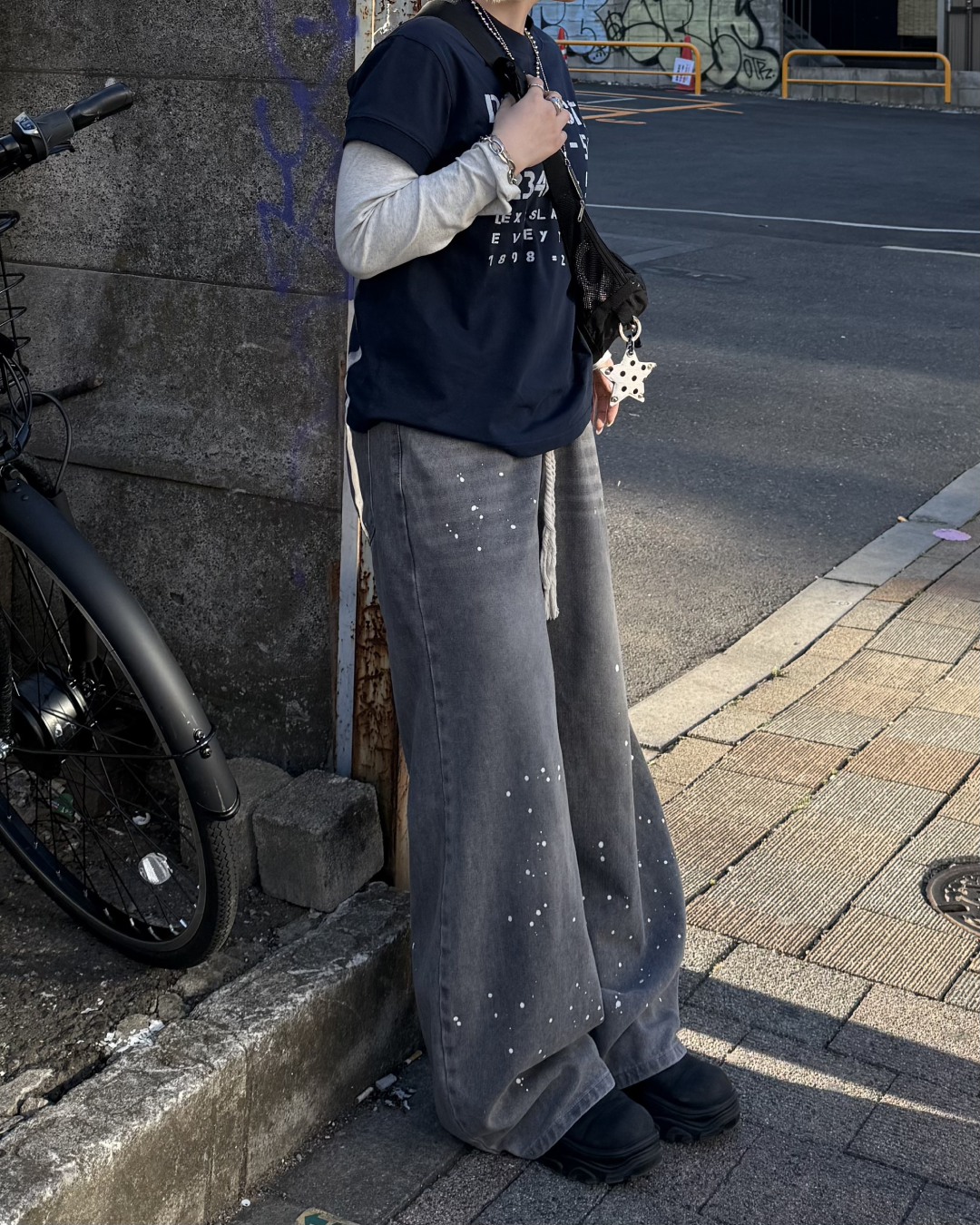 ワイドカーブペイントデザイングレーデニムパンツ KC0303