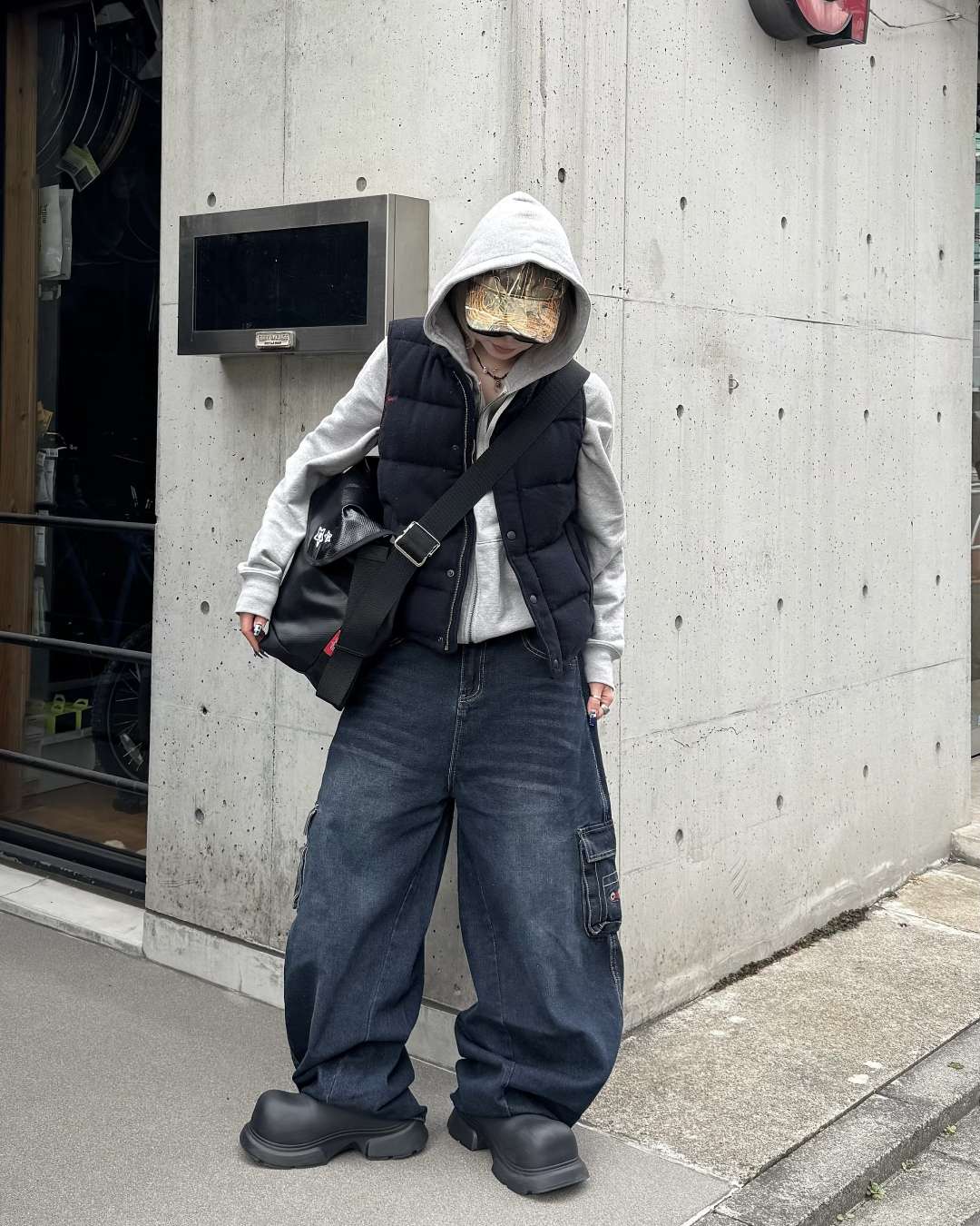 ​【いろはす】00's BURTON カーゴパンツ ブラック バイオライト セール】《Javaジャバコラボ》スポーティなエッジを効かせる。配色