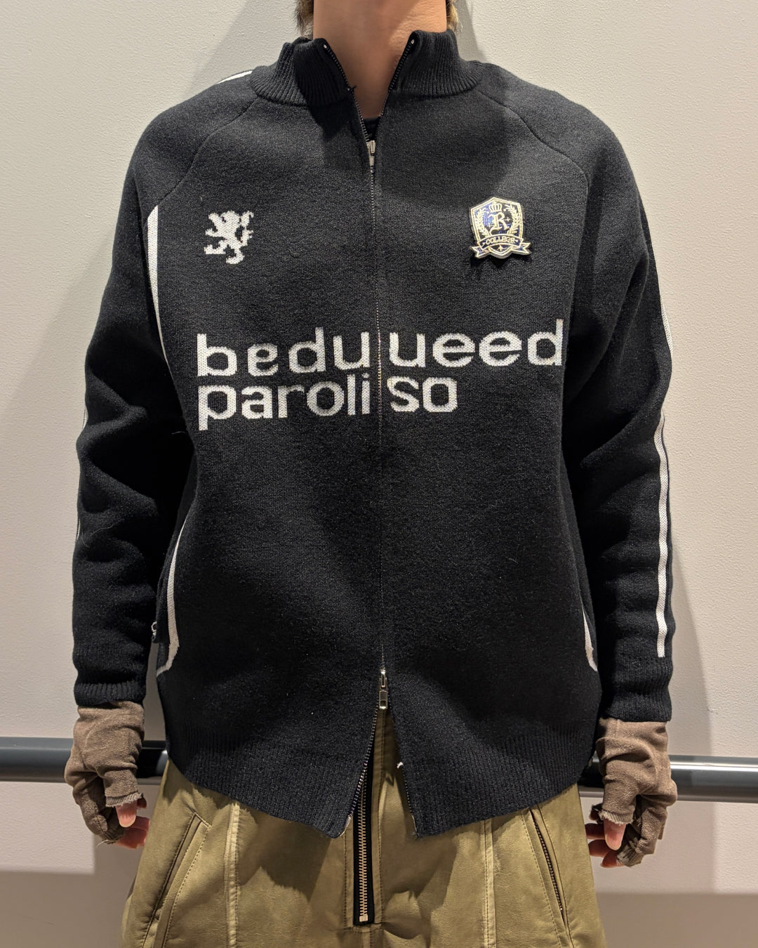 フロントロゴジップニット MO1215