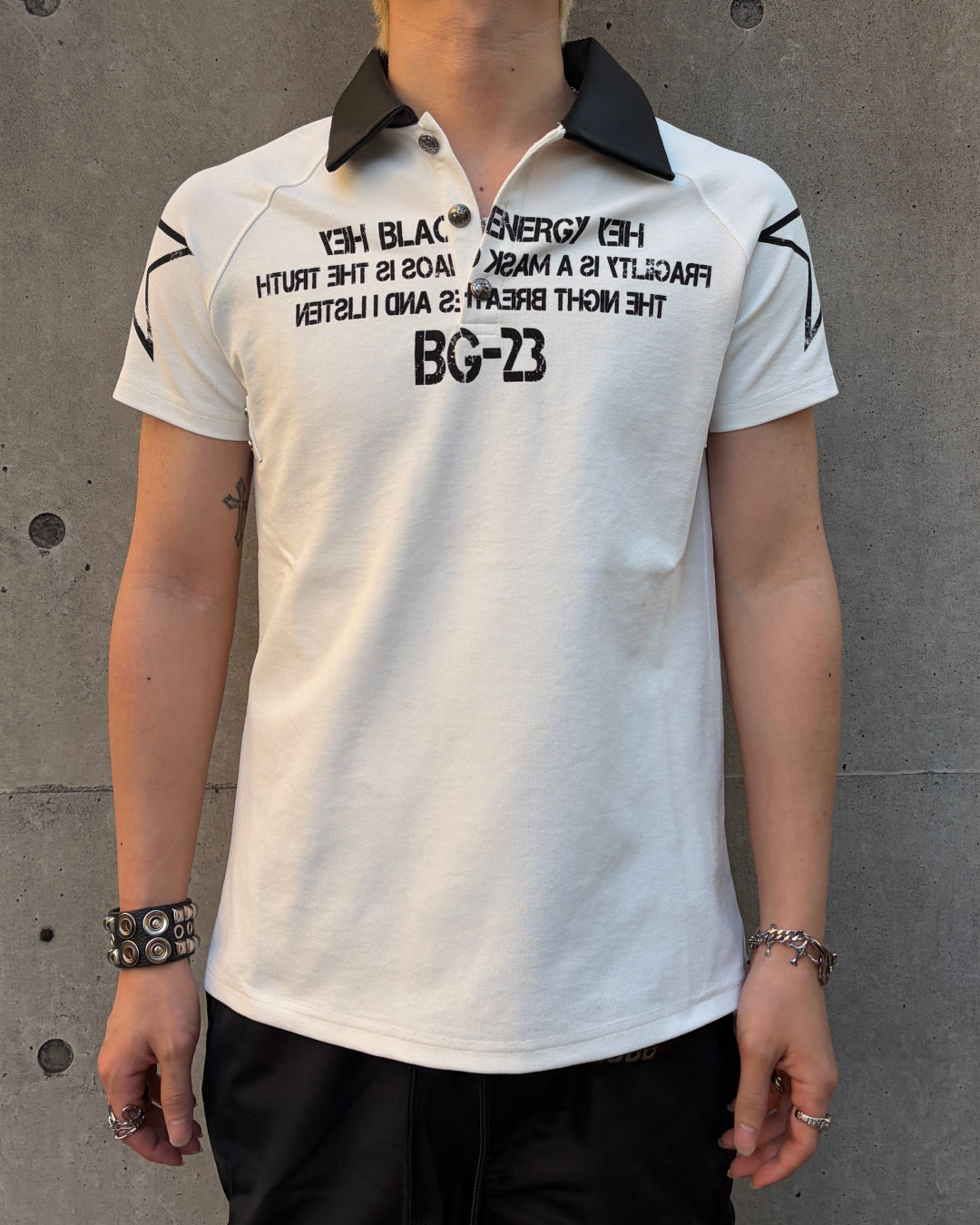 レザーカラーグラフィックポロTシャツ MO3139