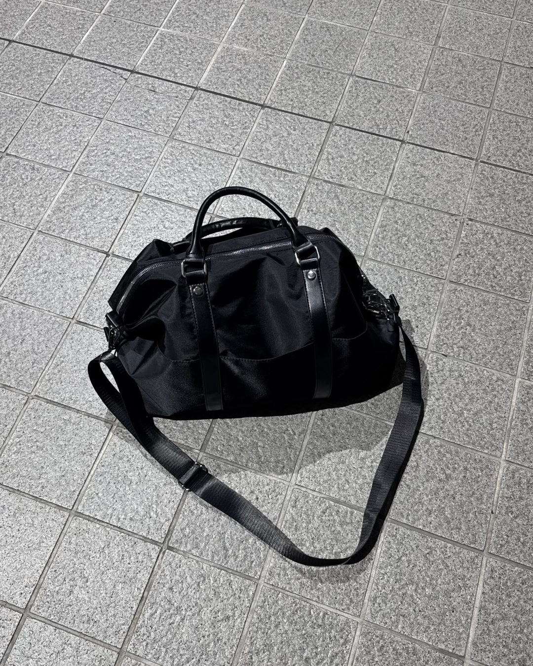 Lo~u~is Vu~itto~n!!! ブラック ボストンバッグ ikka（イッカ） ボストンバッグ PU 2WAYガバットボストンバッグ
