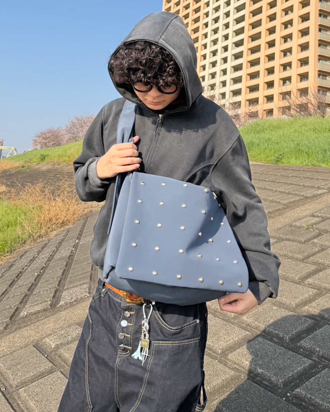 白 幾何学 Y 字柄 ワンショルダーバッグ 大容量 ファスナー付き 美品 スタッズデザインワンショルダーバッグ OK0174 – YOLO（ヨロ