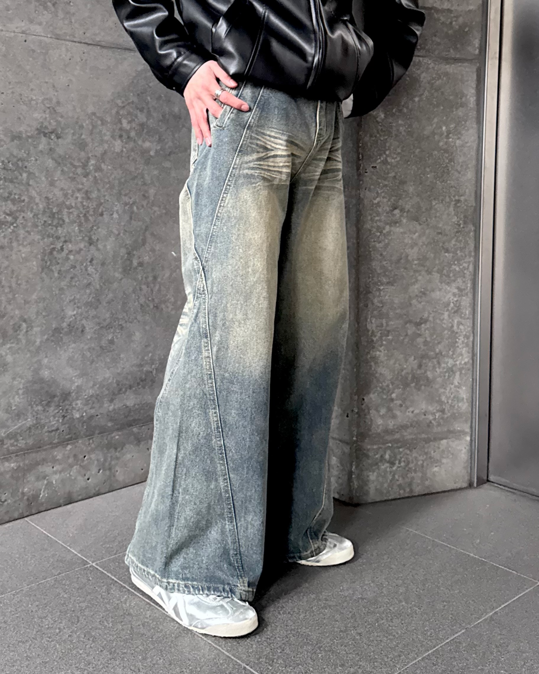 バックデザインウォッシュドワイドデニムパンツ TO0139 – YOLO バックデザインウォッシュドワイドデニムパンツ TO0139 – YOLO