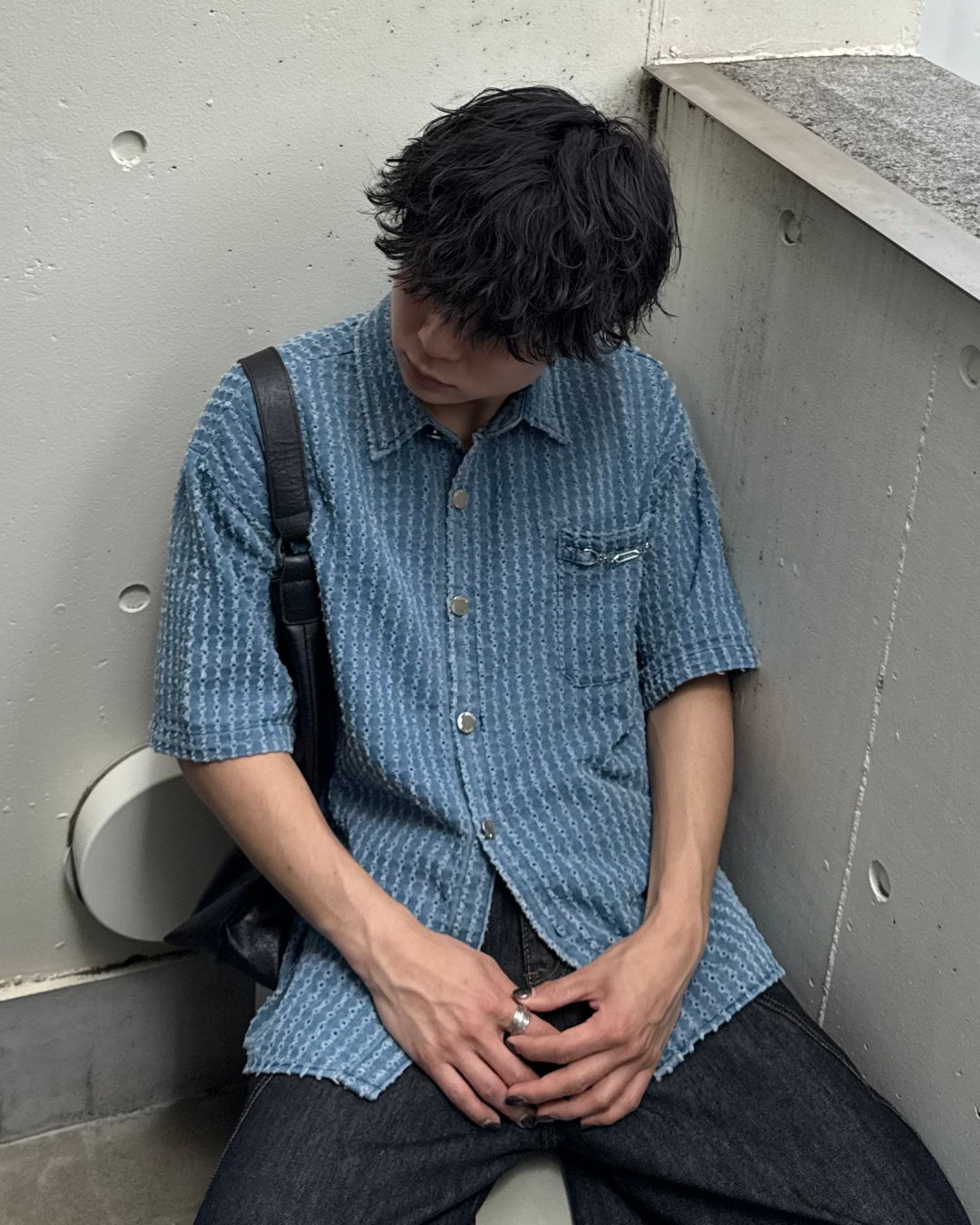 パンチングデザインデニムシャツ TO1036