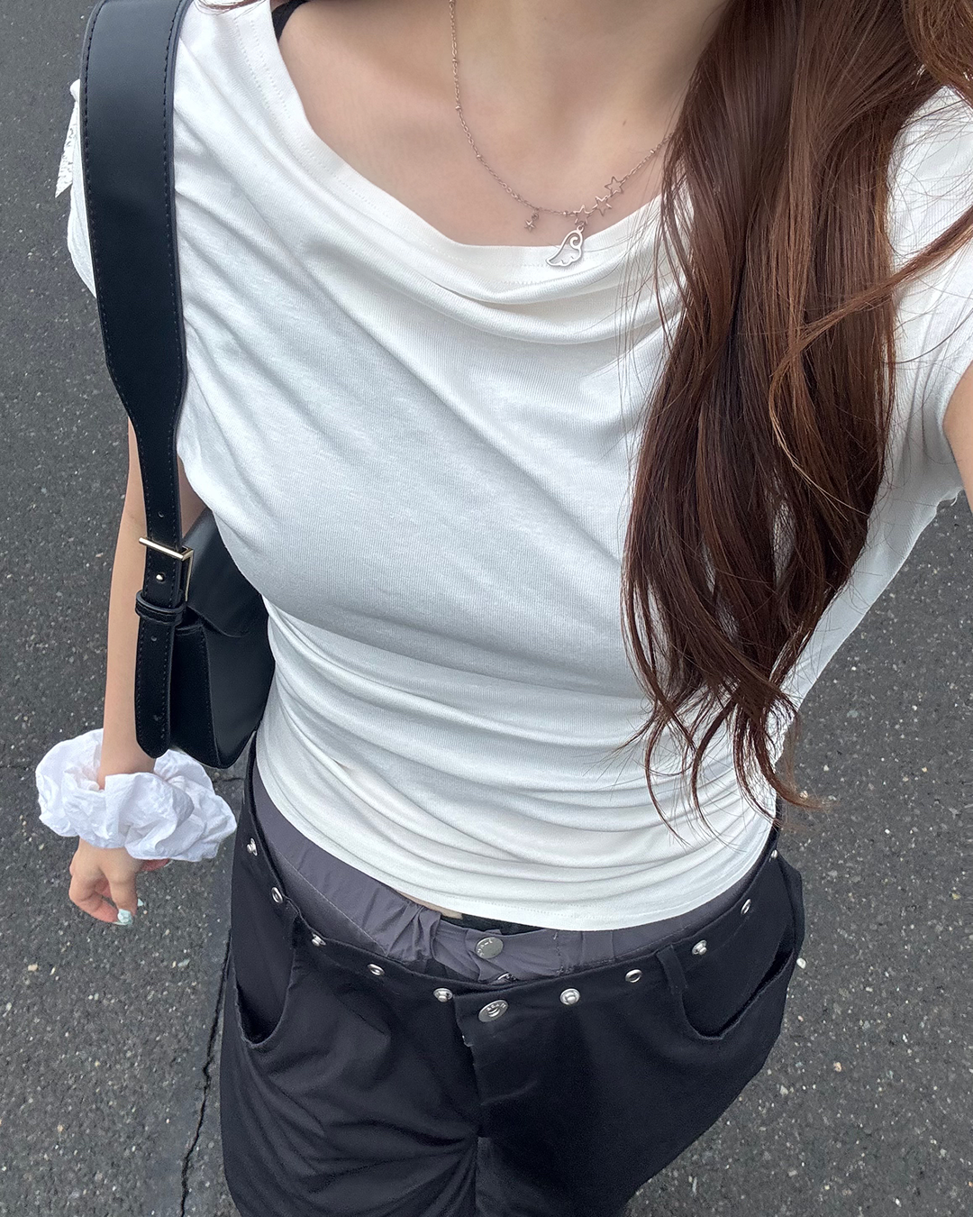 スリムフィットスネックオフショルダーTシャツ UN0021
