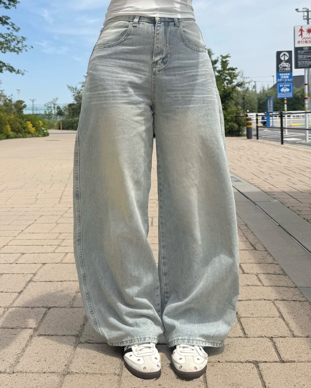 バック刺繍デザイン入りウォッシュ加工バルーンシルエットデニムパンツ NO0251
